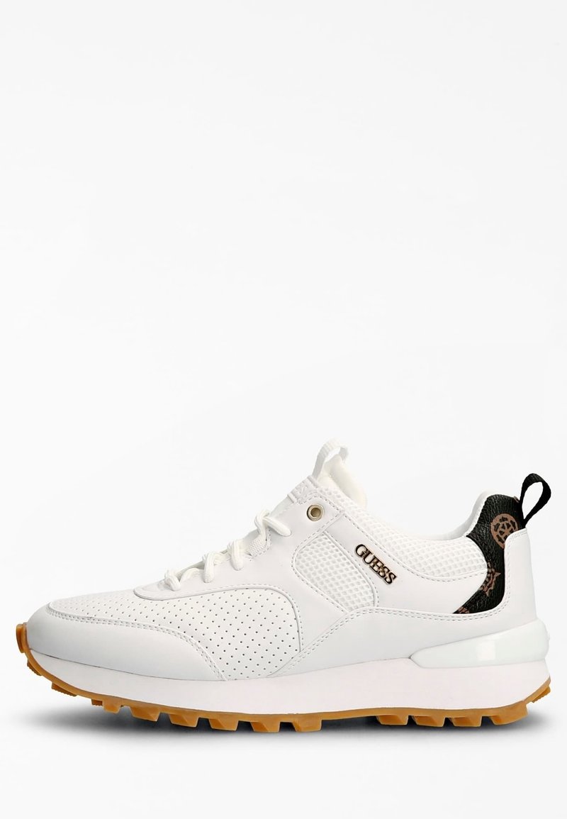 Baskets de sport blanches avec côtés perforés, semelle en caoutchouc beige, languette noire au talon et logo "GUESS" sur la tige en mesh.