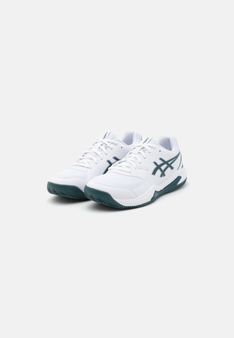 Scarpe da ginnastica bianche realizzate in mesh e materiale sintetico. Presentano una suola verde scuro e accenti laterali, con una superficie testurizzata e un design con lacci.