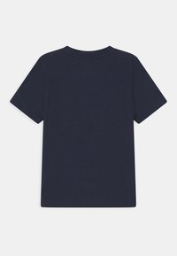 Marinblå bomullströja med korta ärmar, rund halsringning och en enkel design. Inga synliga logotyper eller mönster på tyget.