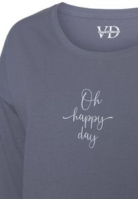 Grijze langetermijn shirt gemaakt van stof met een gladde textuur, met witte cursieve tekst die "Oh blije dag" leest. Ronde halslijn.