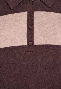 Strik polo skjorte med mørkebrun og lys beige vandrette striber, fem mørke knapper og et klassisk krave-design.