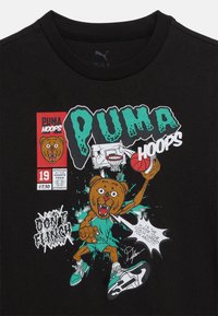 Καρτούν αρκούδα με πετρόλ μπασκετική στολή που καρφώνει την μπάλα στο καλάθι, με τις λέξεις "PUMA HOOPS", "ΜΗΝ ΤΡΟΜΑΖΕΙΣ" και ένα λόγο που λέει "ΕΙΜΑΙ Ο ΠΑΙΚΤΗΣ ΓΙΑ ΤΟΝ ΟΠΟΙΟ ΣΕ ΠΡΟΕΙΔΟΠΟΙΗΣΕ Ο ΠΡΟΠΟΝΗΤΗΣ ΣΟΥ."