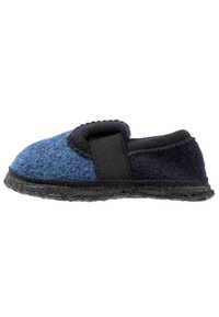 Wollpantoffel mit einem blauen und marineblauen Design, ausgestattet mit einem sanft strukturierten Obermaterial, einem Stoffriemen und einer schwarzen Gummisohle.