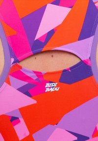 Maillot de bain une pièce arborant un motif géométrique dans des couleurs vives comme l'orange, le rose et le violet ; comprend une découpe et le logo "BIDI BADU".