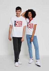 Levi's® RELAXED FIT TEE - T-shirt estampada - white