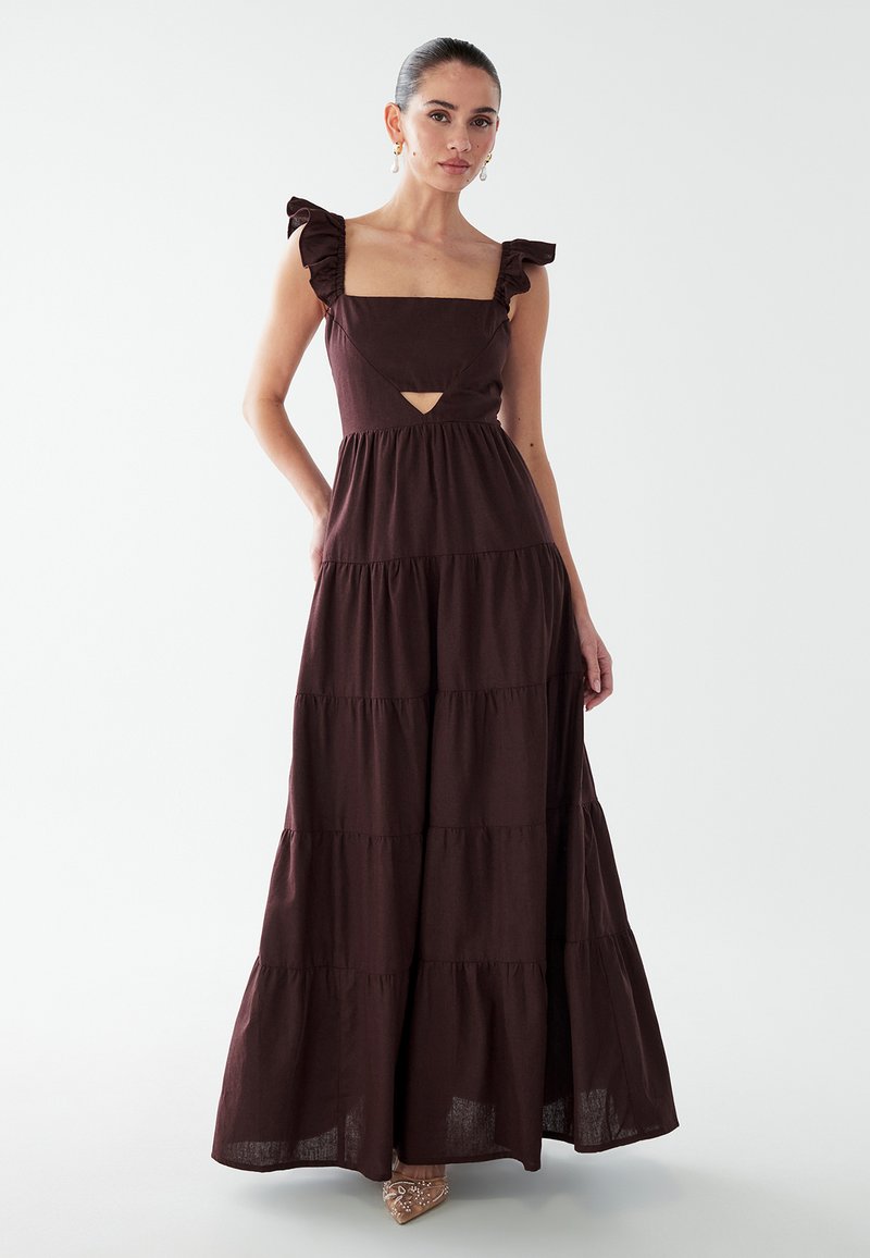 Bordeauxrode maxi-jurk met gerimpelde bandjes, vierkante halslijn en een uitsnijding bij de taille. Gelaagd ontwerp met een vloeiende silhouet en gestructureerde stof.