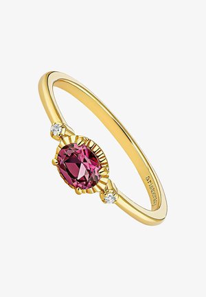 Anillo de oro con una gema ovalada rosa central, flanqueada por dos pequeñas piedras claras. Banda lisa con un acabado pulido, diseño simple.