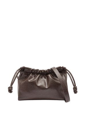 Ciemnobrązowa skórzana kopertówka z zaciąganym zapięciem i związanymi końcami, wyposażona w cienki pasek na ramię.