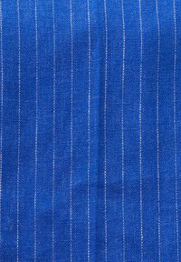 Tissu bleu à texture grossière présentant de fines rayures blanches verticales régulièrement espacées.