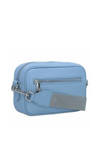 Borsa a tracolla in pelle di colore blu chiaro con finitura texturizzata, accessori in argento e tasca con zip frontale. Include una tracolla regolabile grigia.