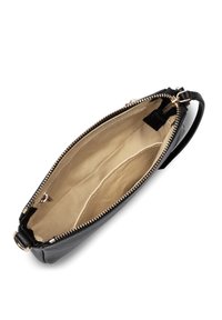 Schwarze Leder-Clutch mit glatter Textur, goldfarbener Reißverschluss und beigem Innenfutter, das zwei Fächer und eine kleine Tasche umfasst.