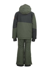 Veste isolée verte et gris foncé avec capuche et pantalon assorti. Les caractéristiques comprennent une texture lisse, une coupe décontractée et une bande d'épaule contrastante.