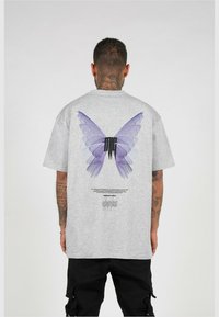 MJ Gonzales - METAMORPHOSE - Print T-shirt - grey Thumbnail Image 1