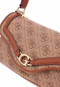 Borsa a tracolla marrone con motivo, realizzata in tessuto testurizzato con dettagli in pelle marrone. Presenta un clasp in oro e un logo impresso. Cinghia regolabile.