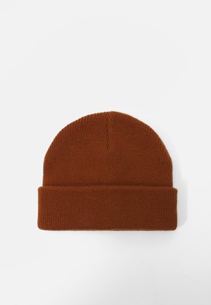 Gorro de malha em laranja-escuro, apresentando um design com dobra. Textura suave com um acabamento sem costura na parte superior. Adequado para o tempo frio.