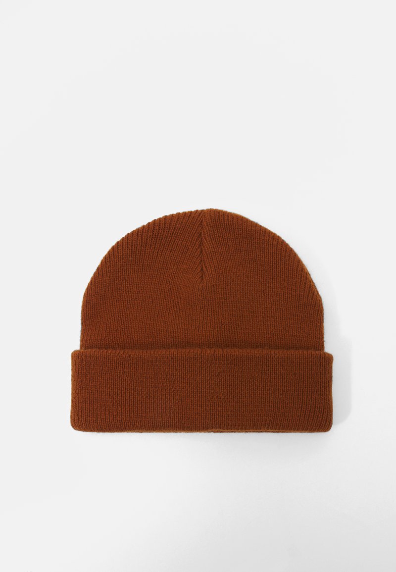 Gorro de malha em laranja-escuro, apresentando um design com dobra. Textura suave com um acabamento sem costura na parte superior. Adequado para o tempo frio.