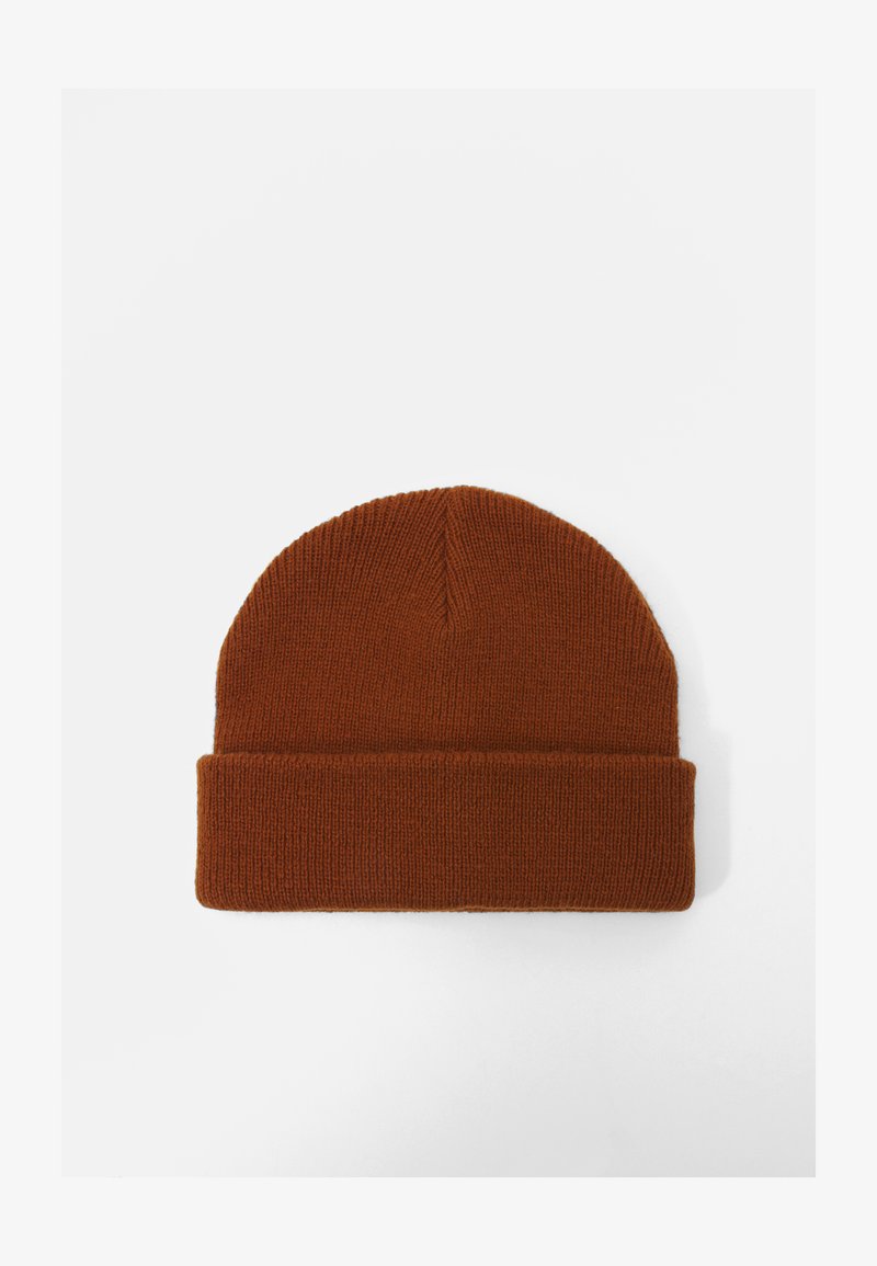 Gorro de malha em laranja-escuro, apresentando um design com dobra. Textura suave com um acabamento sem costura na parte superior. Adequado para o tempo frio.