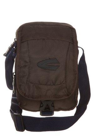 Mała ciemnobrązowa torba na ramię z przednią klapką, czarną plastikową klamrą i regulowanym granatowym paskiem na ramię.