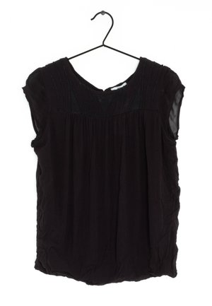 Blusa negra de manga corta con diseño plisado, textura suave y cuello redondeado. Presenta detalles cosidos en la parte delantera.