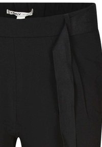 Pantalons noirs au toucher lisse, dotés d'une taille large, d'un détail de ceinture à nouer et d'accents de couture à l'avant.