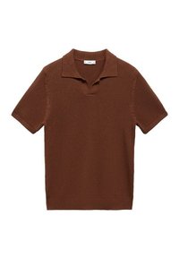Camisa polo de manga corta en color marrón, fabricada con un tejido de punto texturizado. Presenta un cuello plano y un ligero diseño de escote en V.
