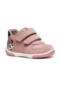 Sneaker rosa realizzati in suede e materiali sintetici, dotati di due cinturini in velcro, lati perforati e una grafica di Minnie Mouse sul lato esterno.