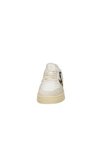 Weißer Sneaker mit beigen Wildlederakzenten und Leopardenmuster-Detail an der Seite, mit perforiertem Zehenbereich und flachen Schnürsenkeln.