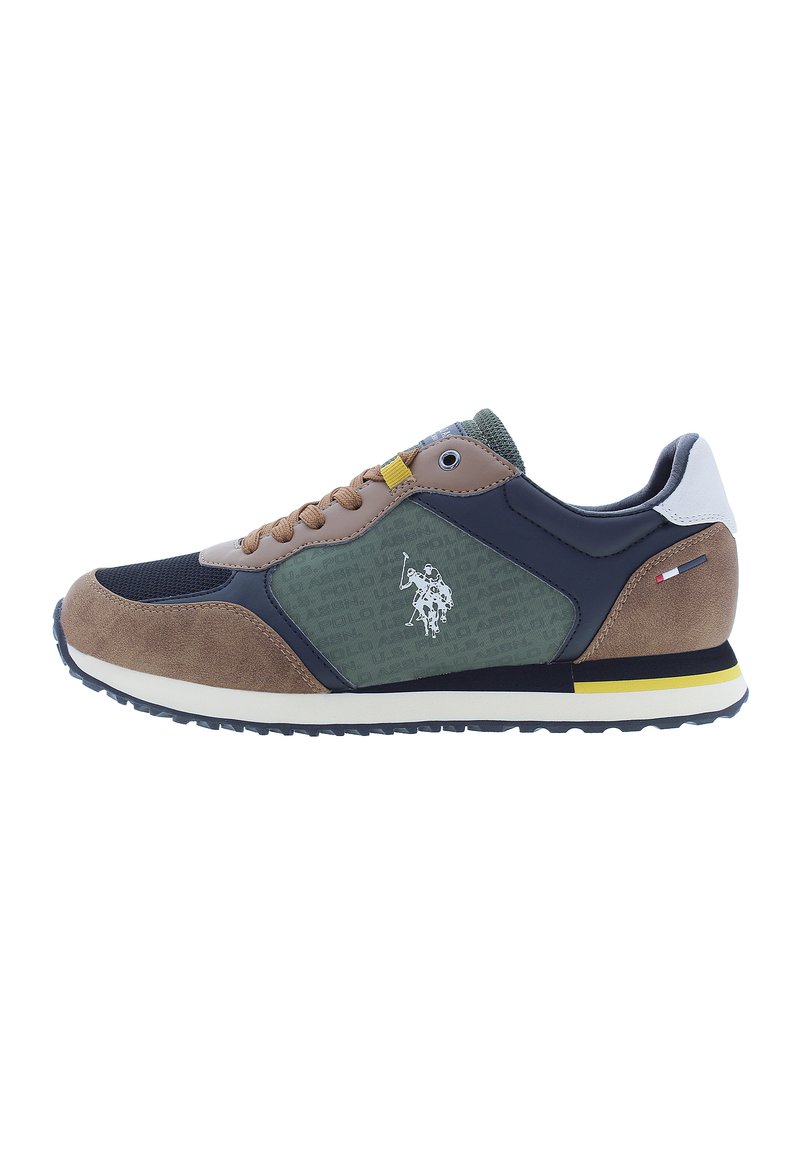 Sneaker caratterizzato da una combinazione di suede marrone, materiali sintetici verdi e blu navy, accenti gialli, pannelli testurizzati e un tallone bianco a contrasto.