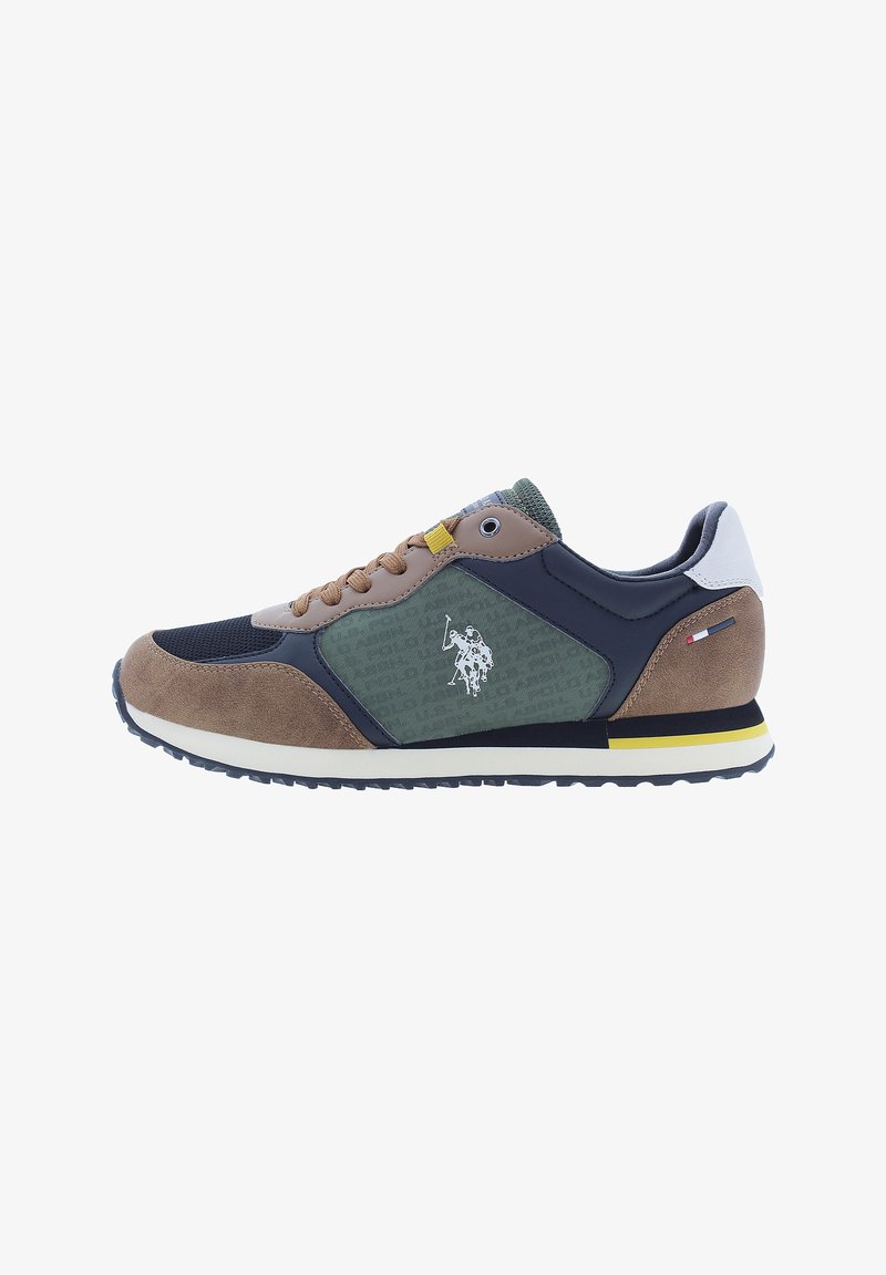 Sneaker mit einer Mischung aus braunem Wildleder, grünen und marineblauen synthetischen Materialien, gelben Akzenten, strukturierten Paneelen und einer kontrastierenden weißen Ferse.