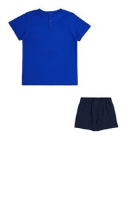 Camicia azzurra di cotone a maniche corte con schiena chiusa e pantaloni corti in cotone blu navy. Il tessuto è liscio, con un design semplice e senza motivi visibili.