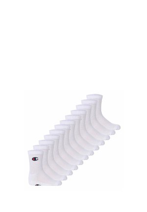 Zwölf Paar weiße Crew-Socken mit gerippter Struktur und einem kleinen rot-blauen Logo nahe dem oberen Rand auf weißem Hintergrund.