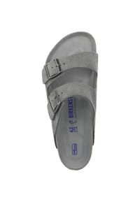 Grijze Birkenstock sandaal met twee verstelbare suède banden en metalen gespen, weergegeven vanuit bovenaanzicht op een witte achtergrond.