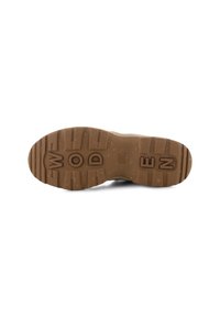 Brązowa gumowa podeszwa buta z teksturowanym bieżnikiem, z dużymi wypustkami i wygrawerowanymi literami tworzącymi napis "W-O-O-D-E-N".