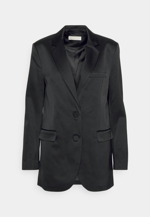 Blazer nero con una texture liscia, design monopetto, due bottoni e revers; presenta tasche laterali e una tasca sul petto.