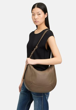 Braune Leder-Schultertasche mit geschwungenem Design, glatter Textur und sichtbaren Nähten. Verstellbarer Riemen und schlichte Hardware-Details.