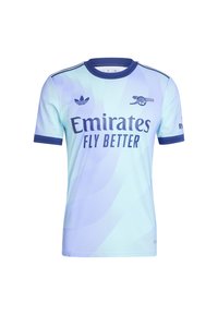 Lyst blå kortermet trøje med et mønstret design, der har "Emirates Fly Better" logoet og Adidas-logoet i mørkeblå detaljer.