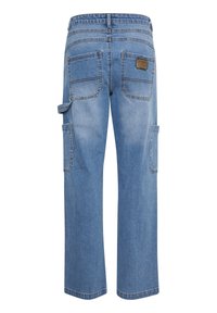 Blå denim cargo byxor med lös passform, flera fickor och en midjeband med en liten logotypapplikation. Strukturerad tyg med synliga stygn.