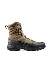 Buty trekkingowe z brązową tekstylną cholewką, czarną gumową podeszwą, wzmocnionym noskiem i kontrastowymi pomarańczowymi akcentami, zaprojektowane z myślą o wytrzymałości i przyczepności.