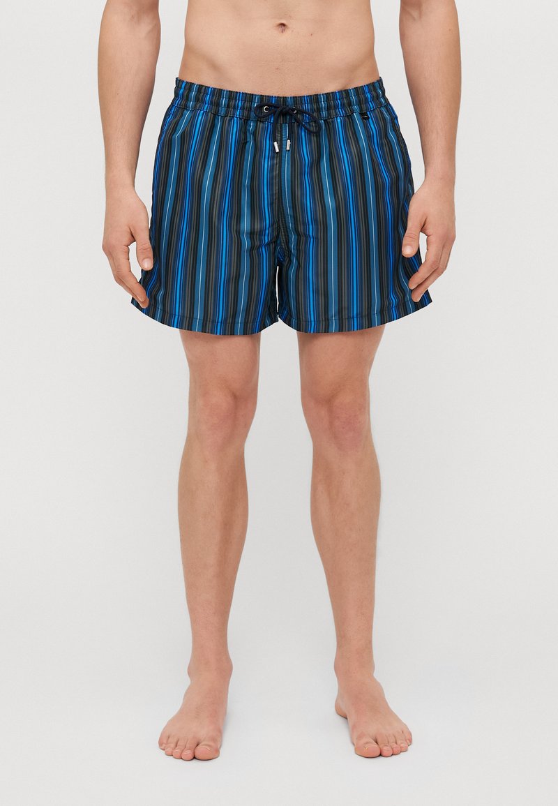 Shorts de bain noirs avec des rayures verticales bleues, taille élastique, fermeture par cordon de serrage et longueur au-dessus du genou. Texture lisse.