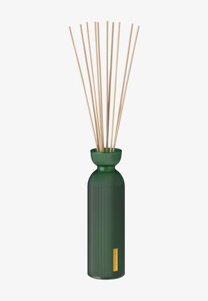 Grüner, gerippter Vase mit schmalem Hals, die mehrere Bambusstäbe hält. Mit einem goldenen Etikett an der Seite. Glatte, strukturierte Oberfläche.