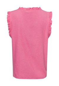 Mouwloze roze top met ruches langs de schouders, zachte textuur, rechte snit en een ronde halslijn. Achterzijde wordt getoond.