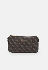 Czarna torba z sztucznej skóry z złotym zamek, z powtarzającym się wzorem w kolorze tan i wytłoczonym logo marki z przodu.