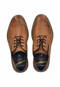 Zapatos de cuero marrón de cordones con punta redonda, costuras blancas contrastantes y una superficie texturizada. El interior cuenta con un forro acolchado.