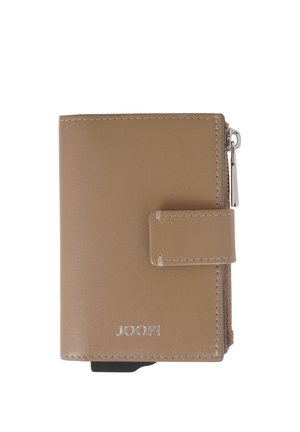 Portafoglio in pelle color cuoio con bordi cuciti, fascia con chiusura a scatto, cerniera sul lato e logo "JOOP!" argentato sul davanti in basso.