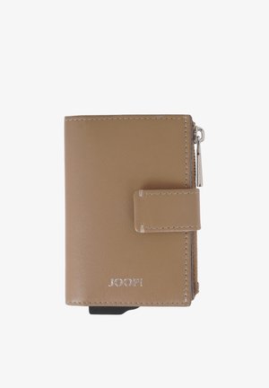 Cartera de cuero marrón claro con bordes cosidos, una correa con cierre de broche, cremallera en el lateral y el logo plateado "JOOP!" en la parte inferior frontal.