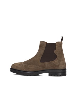 Suède bruine Chelsea-boot met elastische zijpanelen, brogue-details en een gestructureerde zwarte rubberen zool. Voorzien van een trekband voor gemakkelijk aan- en uittrekken.