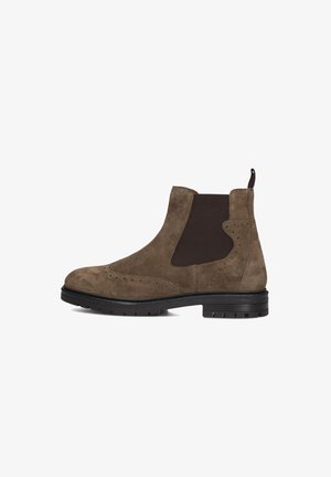 Suède bruine Chelsea-boot met elastische zijpanelen, brogue-details en een gestructureerde zwarte rubberen zool. Voorzien van een trekband voor gemakkelijk aan- en uittrekken.
