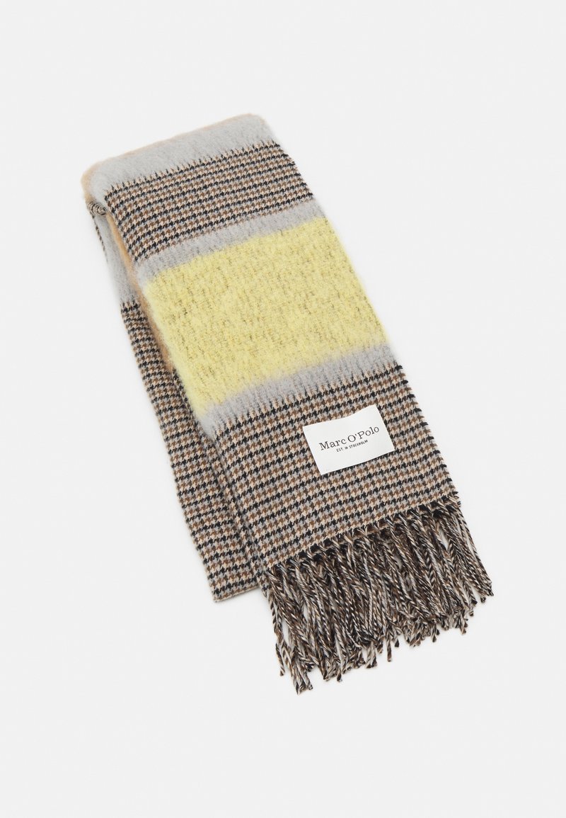 Écharpe en laine pliée avec motif pied-de-poule marron, bande jaune, extrémités à franges, et étiquette de marque Marc O'Polo sur fond blanc.