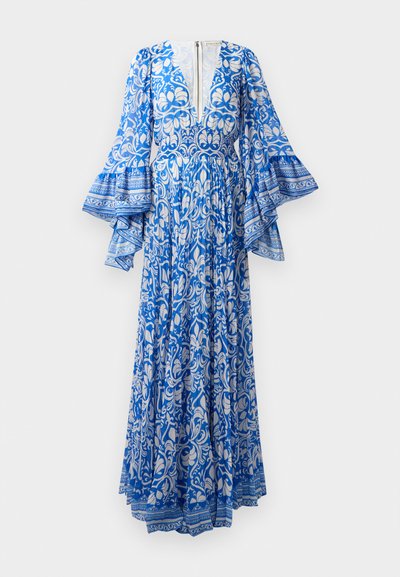 Lungo abito blu con motivi floreali e paisley bianchi, maniche a campana, scollatura a V profonda e dettaglio con zip sul retro.