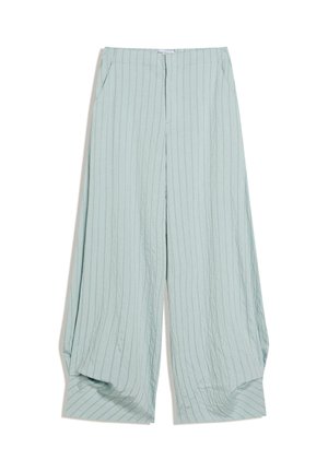 Jasnoniebieskie spodnie o szerokich nogawkach z subtelnymi pionowymi paskami, bocznymi kieszeniami i zamkiem z przodu, ułożone płasko na białym tle.